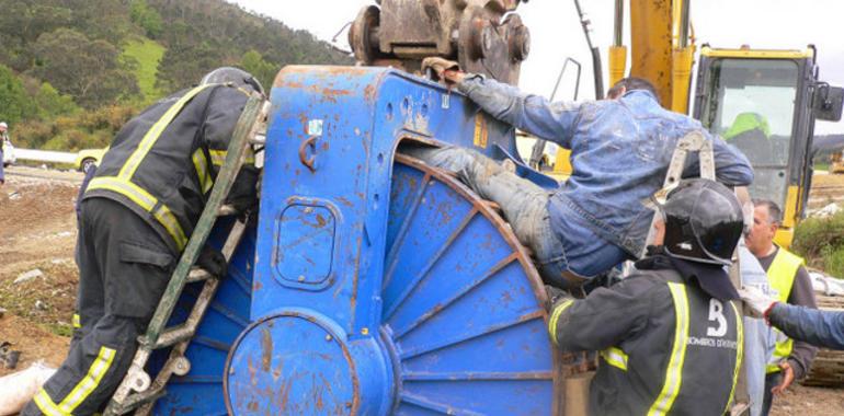 Un trabajador herido al quedar atrapado en una retroexcavadora en Las Hervedosas, Valdés