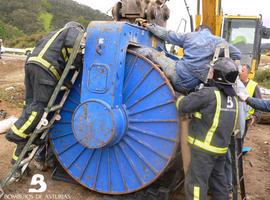 Un trabajador herido al quedar atrapado en una retroexcavadora en Las Hervedosas, Valdés