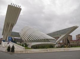 Calatrava en los juzgados de Oviedo con los defectos del \centollu\ como fondo