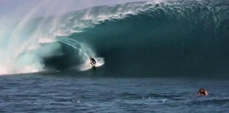 Intrépidos surfistas del mundo en Tahití