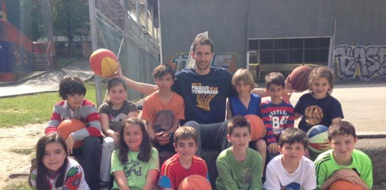 Víctor Pérez, del Oviedo Baloncesto, en la Escuela del Baudilio Arce