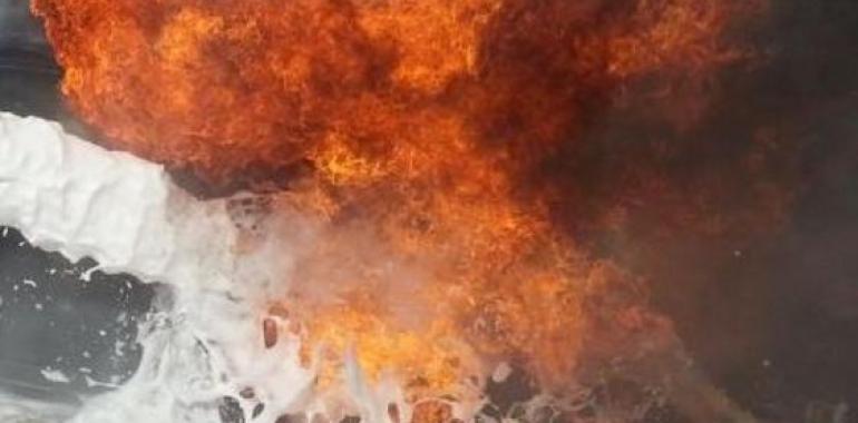 El incendio de un vehículo pesado obliga a cerrar el Huerna