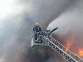 Un incendio destruye parte de un piso en la calle Jove Canella, en Sama