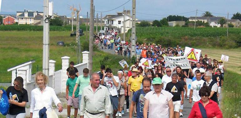 Varios cientos de personas marchan en Tapia contra la mina de Salave