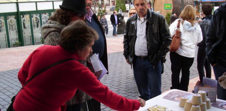 La Gascona celebra hoy su primera feria del quesu afuegal pitu