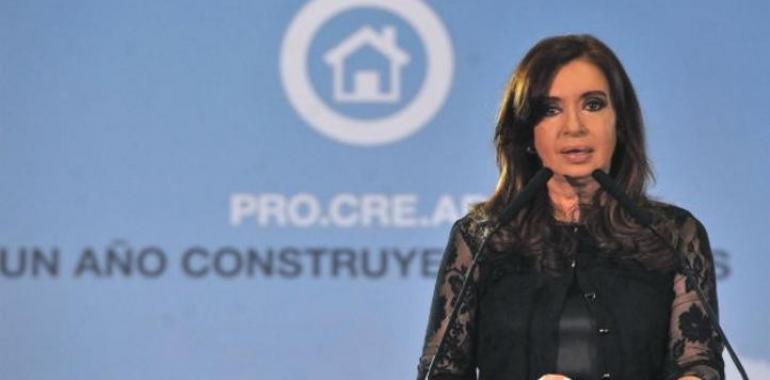 Presidenta expresa solidaridad e "impotencia" a familias de muertos y heridos en choque de trenes