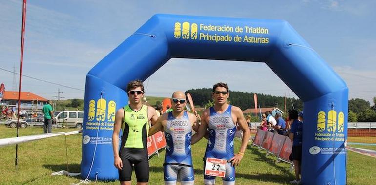 Fernando Barroso y Beatriz Tenreiro se imponen en el Triatlón de Corvera