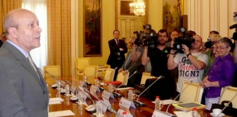 Wert cede ante rectores y presidentes autonómicos y rebajará su nota de corte para las becas