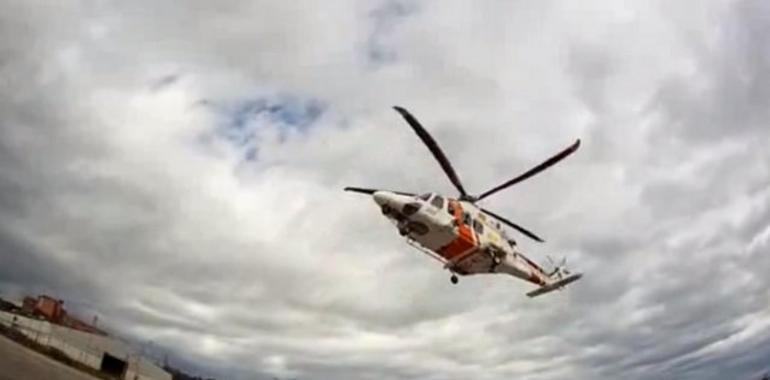 Rescatados dos tripulantes de una embarcación hundida frente a la playa de Moniello (Gozón)