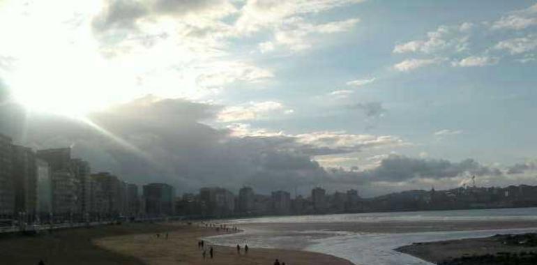 El Ministerio limita las casetas en la playa de Gijón a 25, pero no repone la arena 