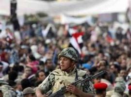 Los militares deponen al presidente de Egipto y suspenden la Constitución