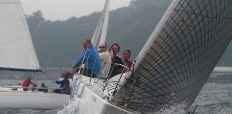 El Silfo, a la cabeza de la Clase i y el Espumeru de la II, en la regata Vuelta a Asturias 