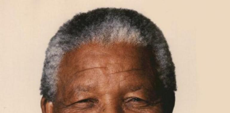 Mandela cumple 95 años ingresado en un hospital