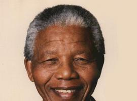 Mandela cumple 95 años ingresado en un hospital