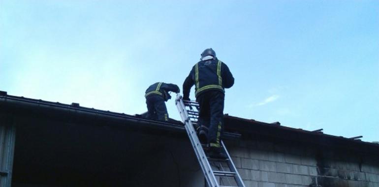 Laviana: El fuego destruye un secadero de embutidos en Villoria