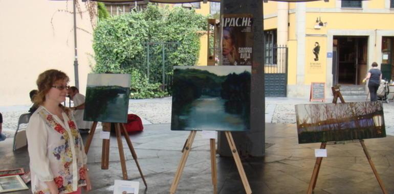 Exposición y mercadillo de pintores en la plaza del Paraguas