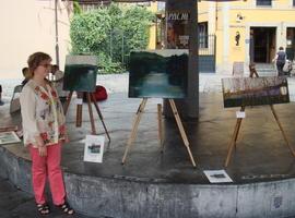 Exposición y mercadillo de pintores en la plaza del Paraguas