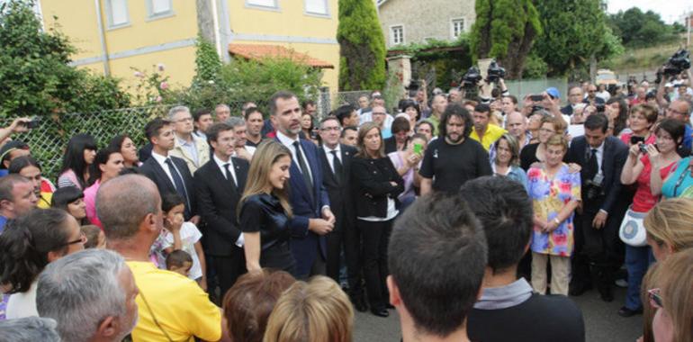 Los Príncipes de Asturias con los vecinos que socorrieron a las víctimas (VÍDEO)