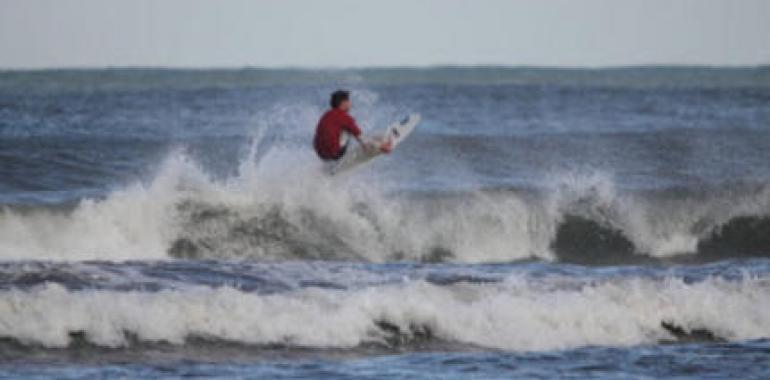 Más de 100 surfistas de la esfera internacional se dan cita en el Gijón Surfest