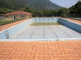 Críticas a la Fundación Oso por no abrir las piscinas de la mancomunidad