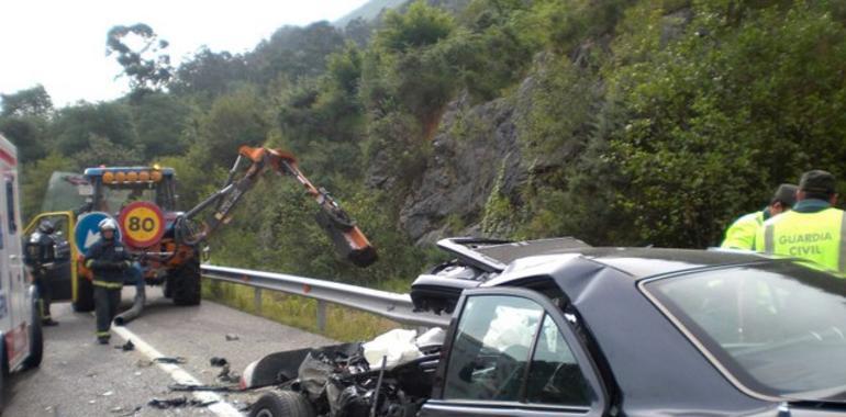 Un muerto y tres heridos, uno muy grave, al chocar un turismo y un tractor en Ribadesella