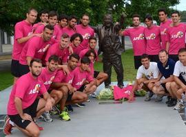 Los integrantes de la selección AFE rinden homenaje a Manolo Preciado