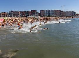 Raquel Pérez se lleva la victoria absoluta en la Travesía de Poniente