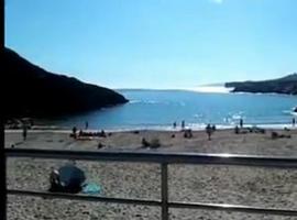 Greenpeace Asturias entregó en la playa del Sablon (Llanes) la burbuja de oro a la destrucción de litoral 