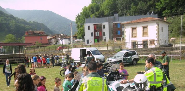 La Guardia Civil, con los niños y jóvenes diabéticos en el Campamento de Belmonte de Miranda