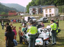 La Guardia Civil, con los niños y jóvenes diabéticos en el Campamento de Belmonte de Miranda