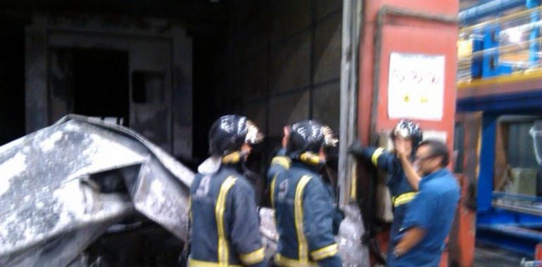 Incendio en una empresa de producción de escaleras en Polígono de Baíña, en Mieres