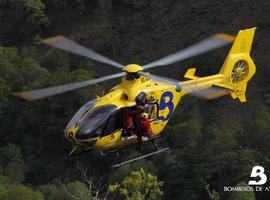 Un motorista herido de gravedad y su moto calcinada en un accidente en Bebares, Tineo