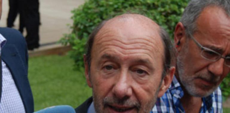 Rubalcaba aprueba que Rajoy y Mas hablen, pero no que sea secreto