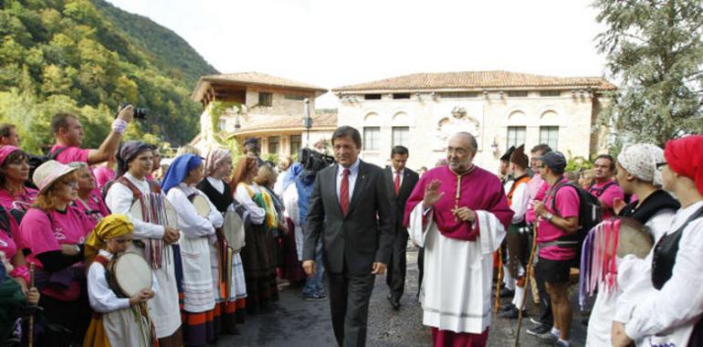 La festividad autonómica y la religiosa, unidas bajo el manto protector de La Santina