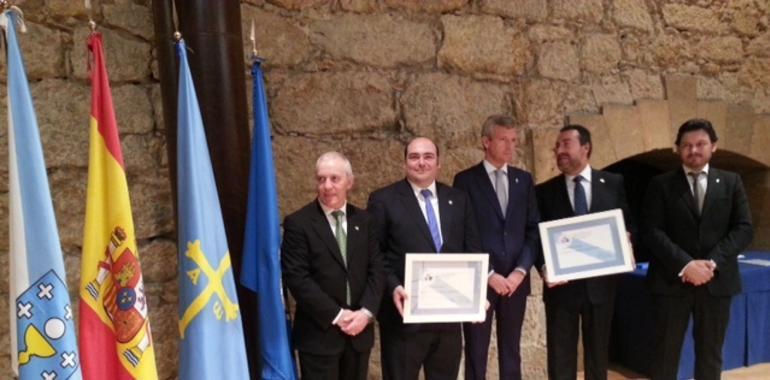 La Asociación del Día de Galicia distingue al alcalde de Oviedo con su Insignia de Oro