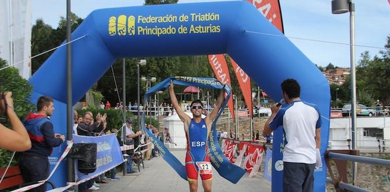 Jaime Garrido y Beatriz Tenreiro, ganadores del I Triatlón Villa Marinera de Luanco