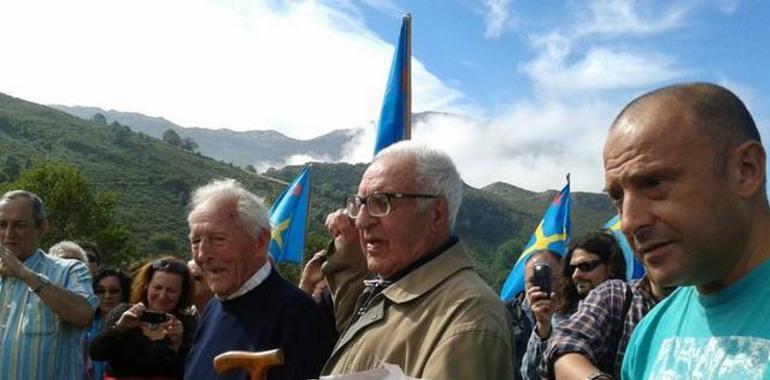 Emotivu homenaxe nEl Mazucu