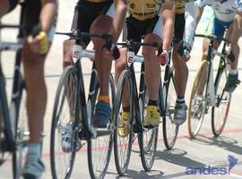 Ciclistas ecuatorianos realizan el camino de Santiago de Compostela en España  