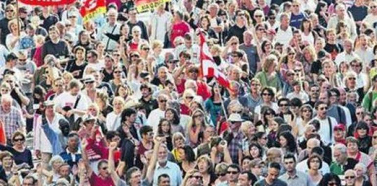 Jóvenes franceses protestan ante el Elíseo contra reforma de pensiones 