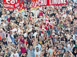 Jóvenes franceses protestan ante el Elíseo contra reforma de pensiones 