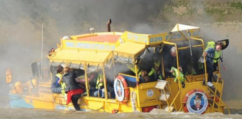 Un barco en llamas en el Támesis puso en peligro la vida de 30 pasajeros