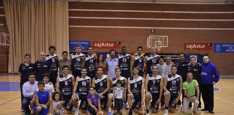 Varios abonados participan en la foto oficial del Oviedo Baloncesto