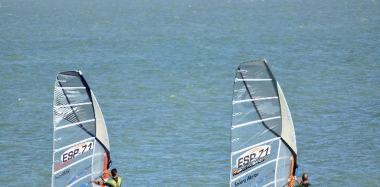 Miguel Alfonso y Juan Henríquez, ganadores de la Copa Federación de Windsurf 