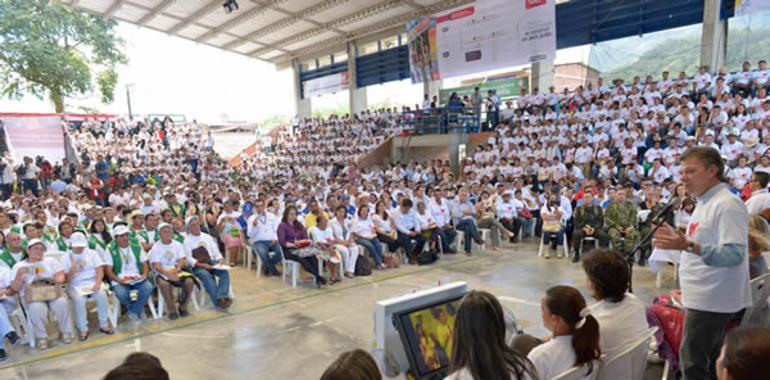 Santos pide a las Farc acelerar porque la gente empieza a no creer en el proceso de paz 