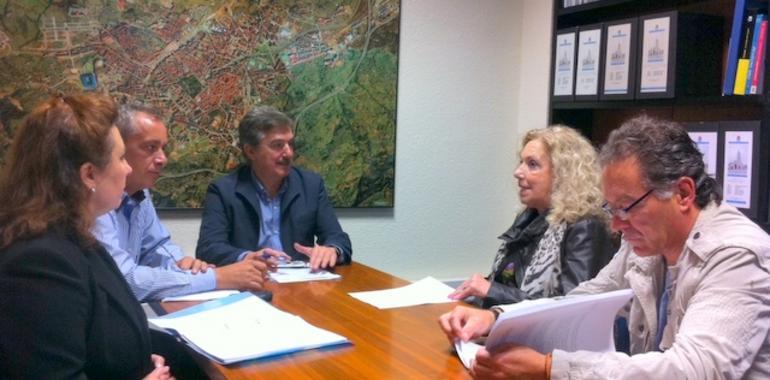 Reunión de Carreño con los vecinos de Colloto para analizar la situación del Centro de Salud