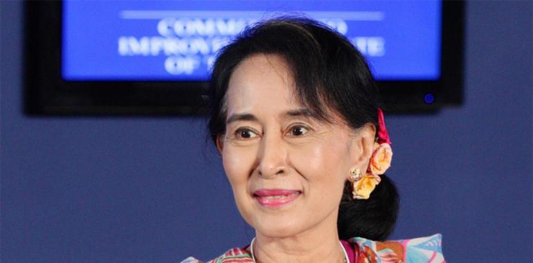 Aung San Suu Kyi recoge el premio Sájarov concedido hace 23 años