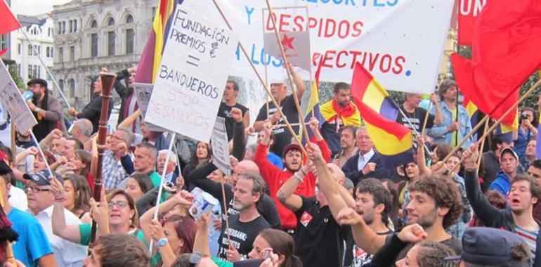 Pitos hacia los Príncipes y la Reina a su llegada al Teatro Campoamor