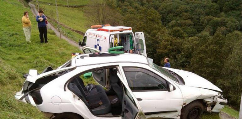 Tres heridos tras caer su vehículo más de 50 metros a un desnivel en Leiriella, Valdés