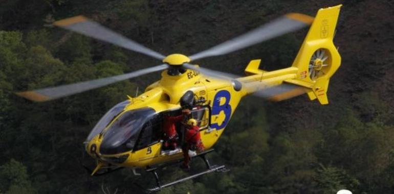 Restacado un hombre herido en la ruta de Brañagallones a Campo del Oso, en Caso