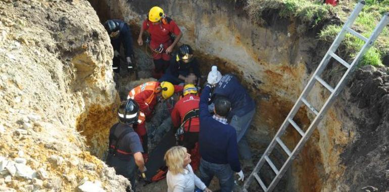 Un trabajador resulta herido de consideración por un derrabe de tierra en Cudillero